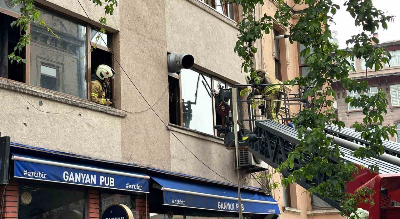 Beyoğluda 6 katlı binada yangın paniği: Mahsur kalan 2 kişi kurtarıldı