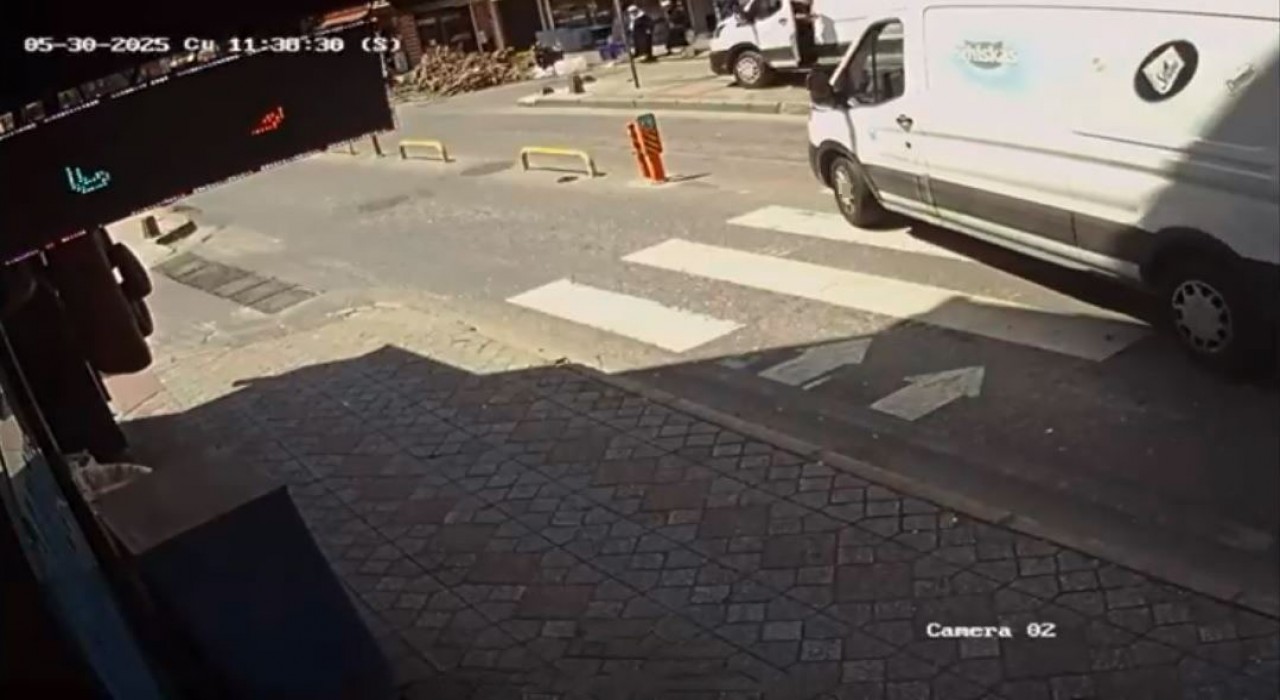 Beyoğlunda yolun karşısına geçmeye çalışan kadına geriye doğru manevra yapan ticari minibüs çarptı: O anlar kamerada