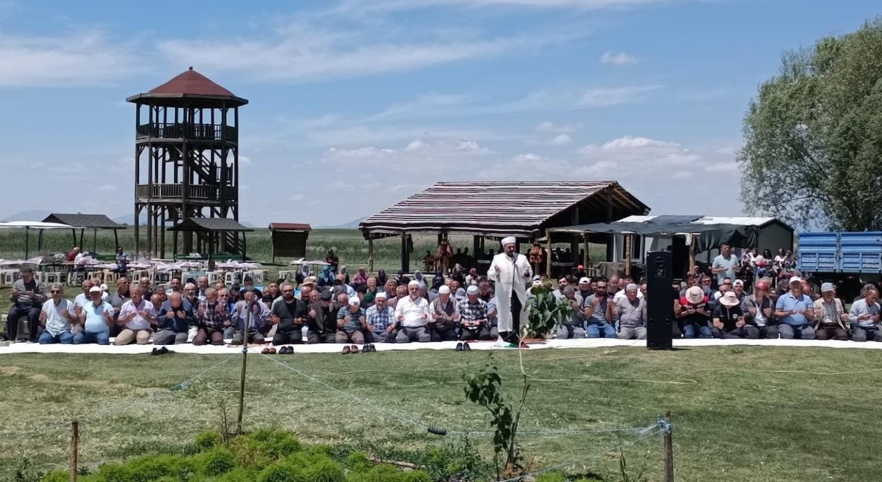 Beyşehir Gölü kıyısında yağmur duası