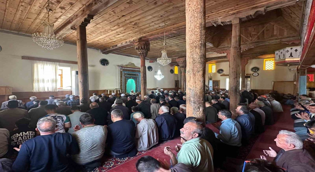 Beyşehir ve Derbentte çiftçiler yağmur duasında buluştu