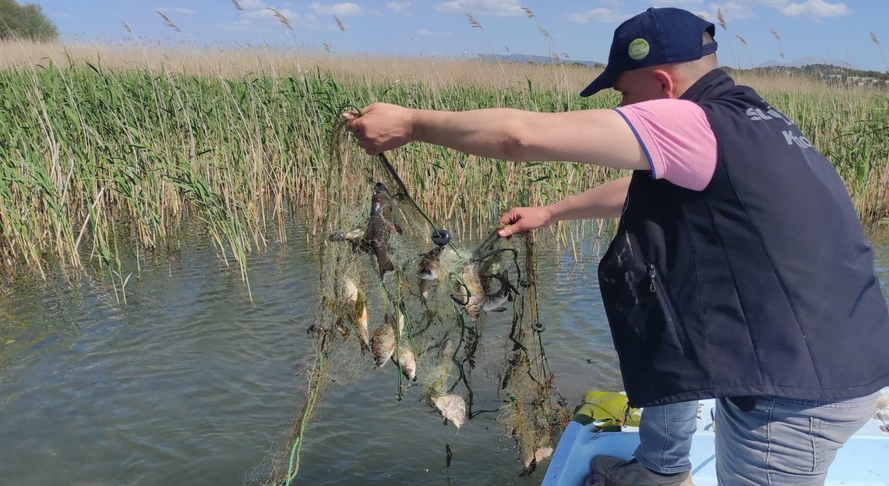 Beyşehirde avlanma yasağına rağmen göl sularına serilen metrelerce ağ ele geçirildi