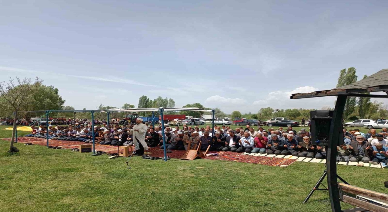 Beyşehirde çiftçiler yağmur duasına çıktı