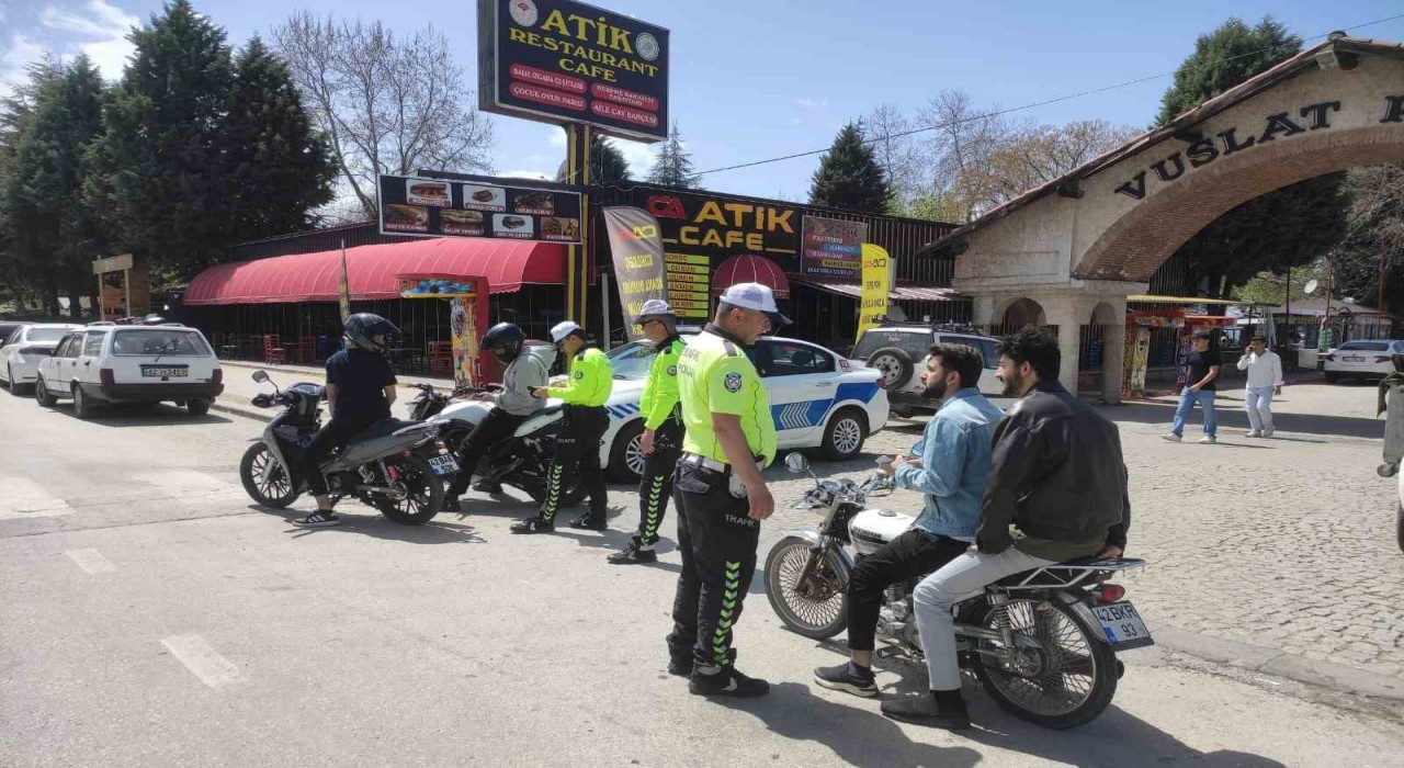 Beyşehirde kask takmayan motosikletliler kameralardan belirlenip ceza yazılıyor
