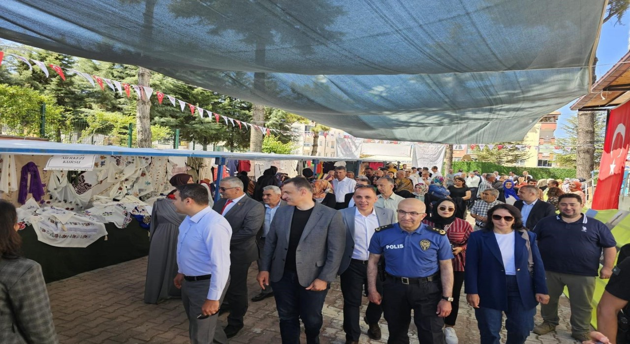 Beyşehirde kursiyerler el emeği göz nuru eserlerini sergiledi