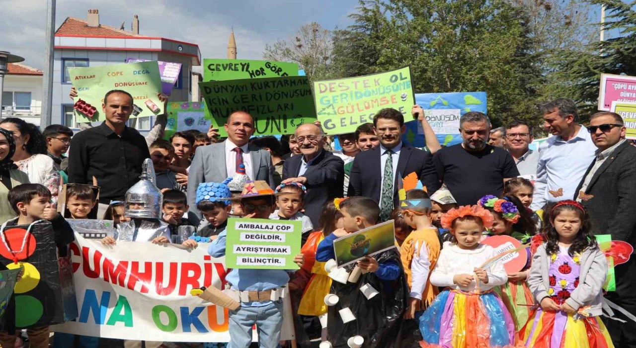 Beyşehirde öğrenciler temiz çevre için yürüdü