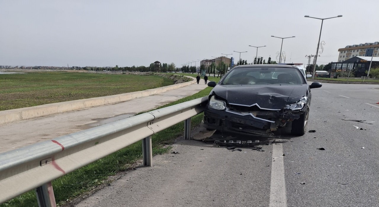 Beyşehirde otomobiller çarpıştı: 2 yaralı