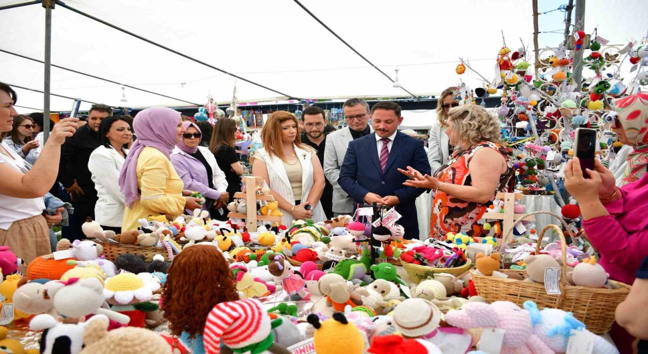 Bigada kadın girişimcilerin el işi ürünleri sergilendi