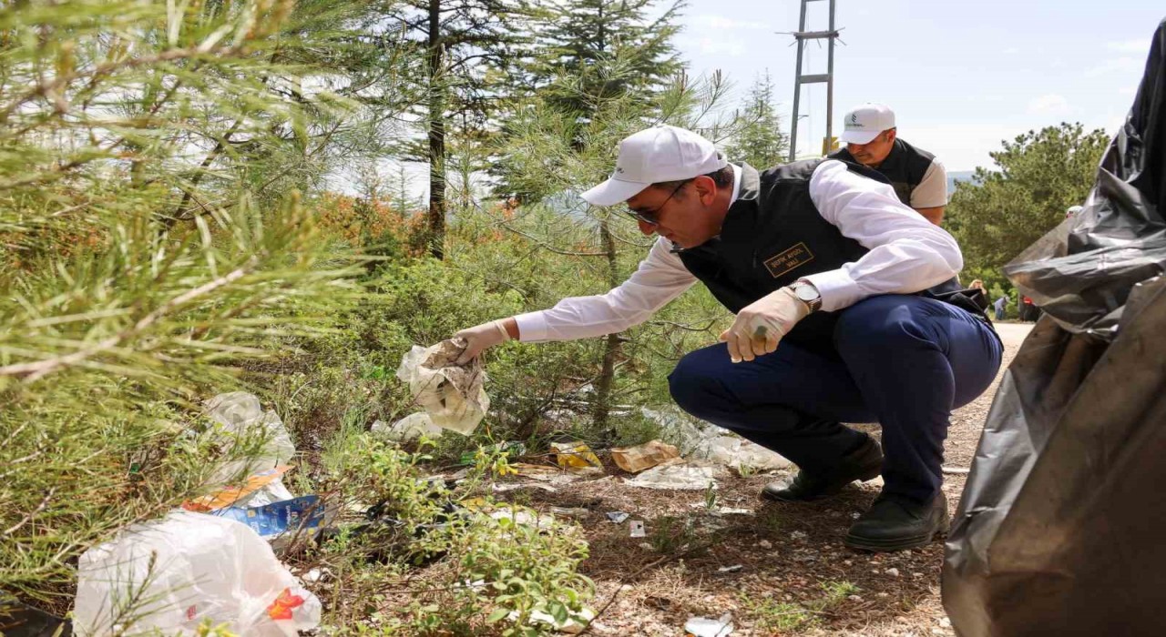 Bilecik Valisi Şefik Aygöl, gençlerle birlikte Kent Ormanını temizledi