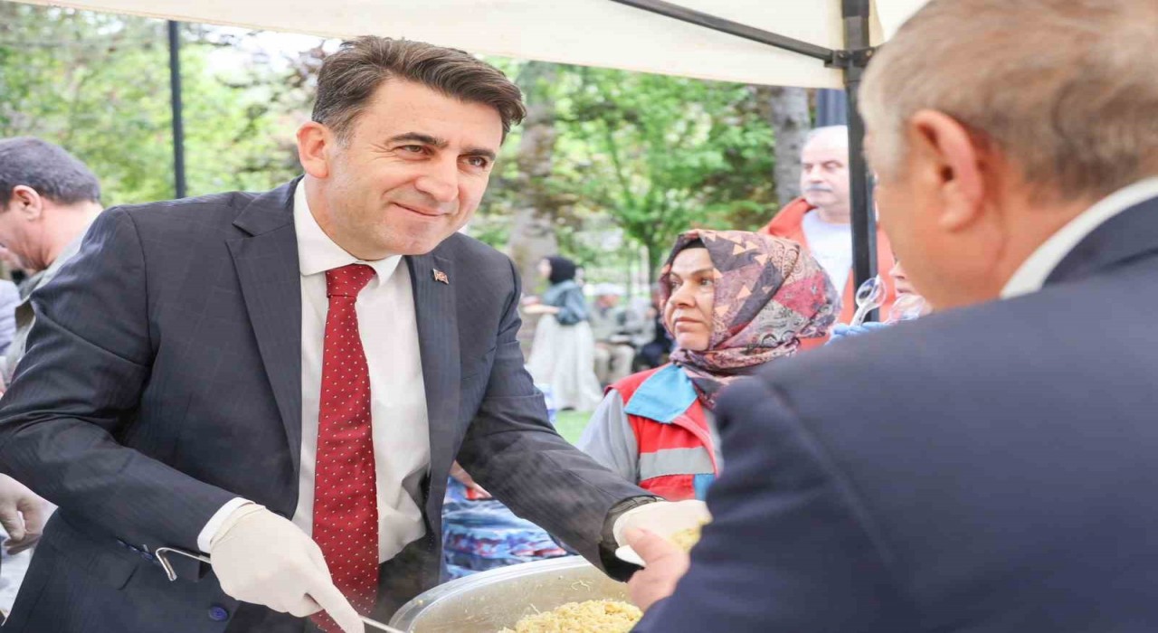 Bilecik Valisi Şefik Aygölden geleneksel Cuma pilavı ikramı