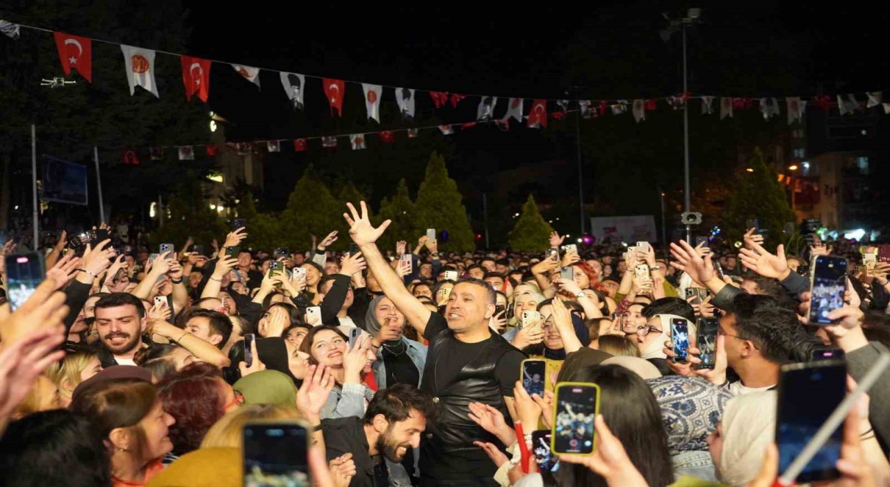 Bilecikte 10 bin kişi Haluk Levent konserinde buluştu