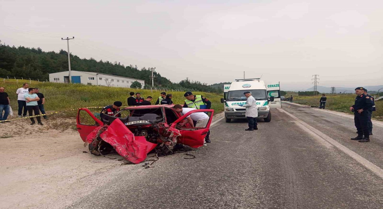 Bilecikte 2 otomobil kafa kafaya çarpıştı: 3 ölü, 1 yaralı
