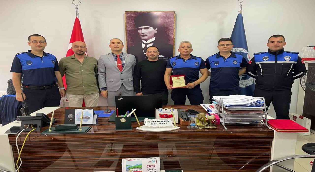 Bilecikte başarılı operasyonlara imza atan zabıtalara plaket verdi