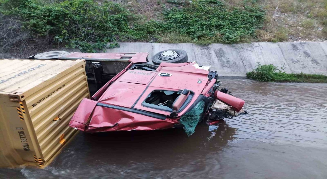 Bilecikte dereye uçan tır sürücüsü hayatını kaybetti