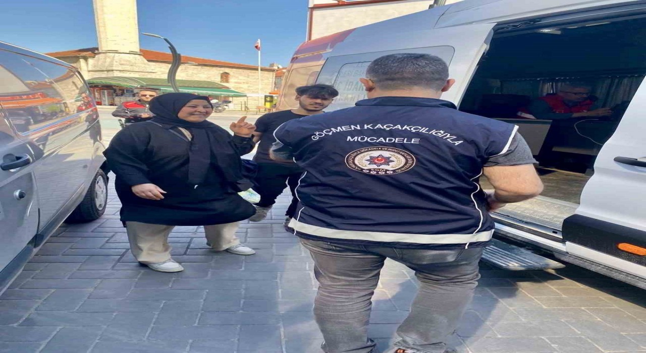 Bilecikte huzur uygulaması, 2 yabancı uyruklu kişi sınır dışı edildi