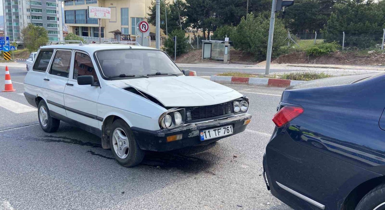 Bilecikte iki otomobil çarpıştı: 1 yaralı