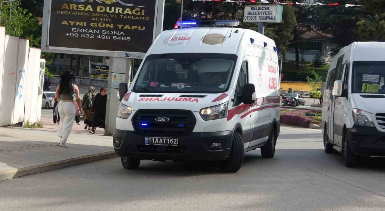 Bilecikte motosikletin çarptığı yaya hastaneye kaldırıldı