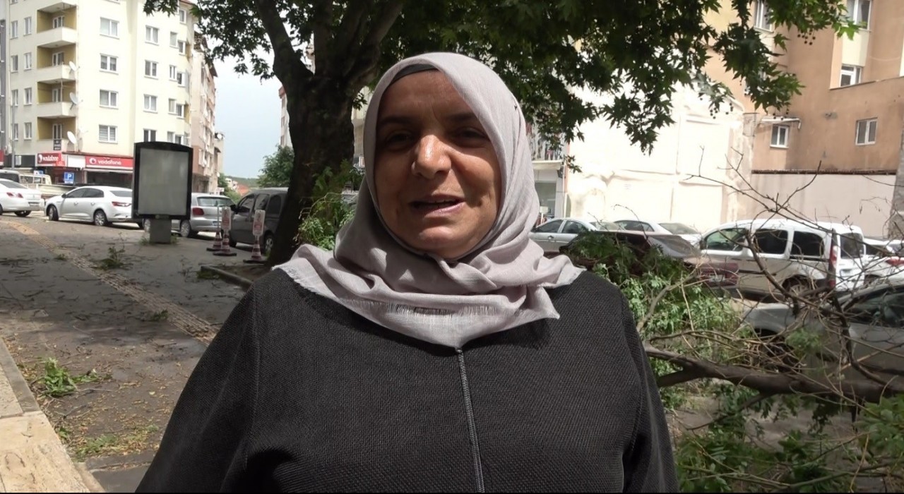 Bilecikte yaşanan fırtınada üzerine ağaç dalı düşmesinden son anda kurtuldu