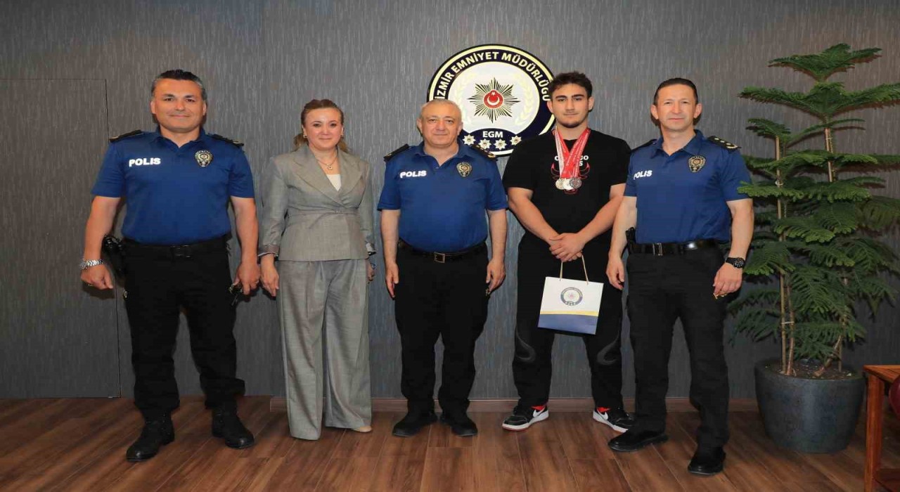 Bilek güreşi ikincisi Taha, emniyet teşkilatını da gururlandırdı