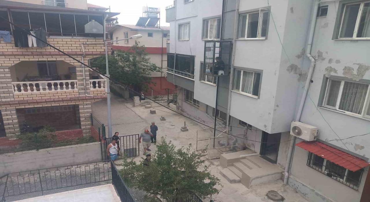 Bina dışındaki asansör arızalanınca sokağı seyre başladı