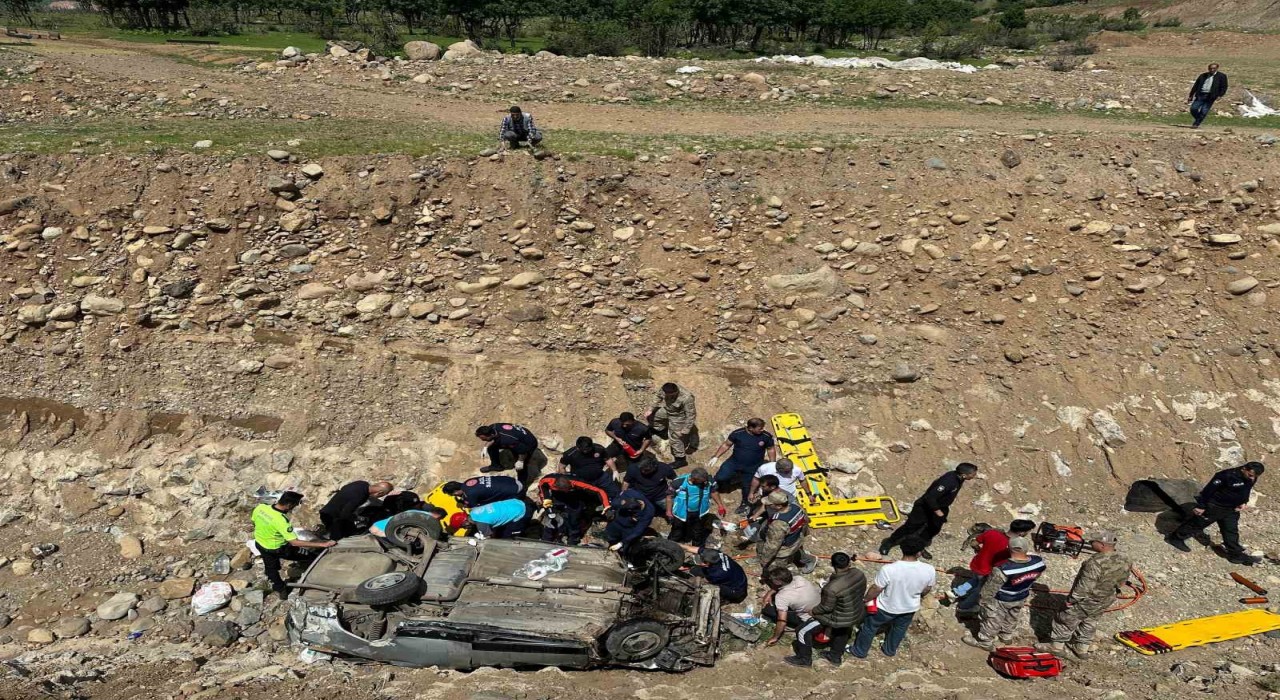 Bingölde otomobil dereye uçtu: 7 yaralı