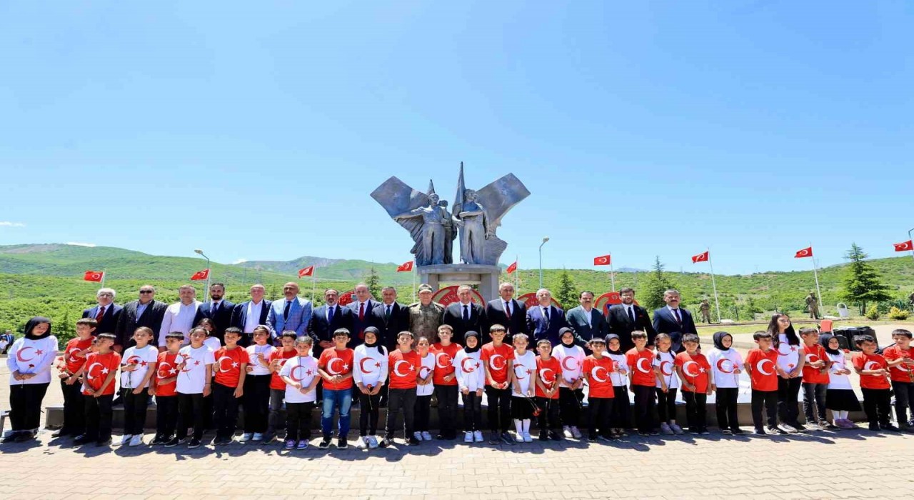 Bingölde PKKlı teröristler tarafından şehit edilen 33 er anıldı