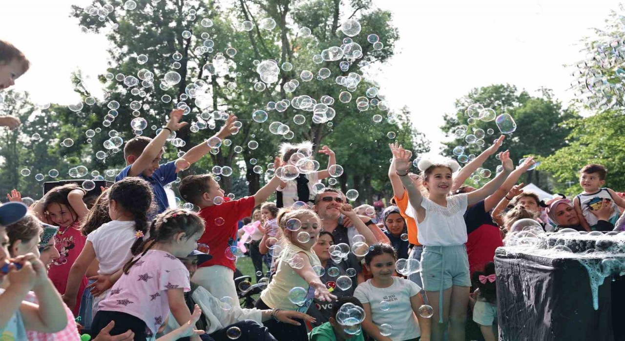 Binlerce çocuk bu şenlikte doyasıya eğlendi