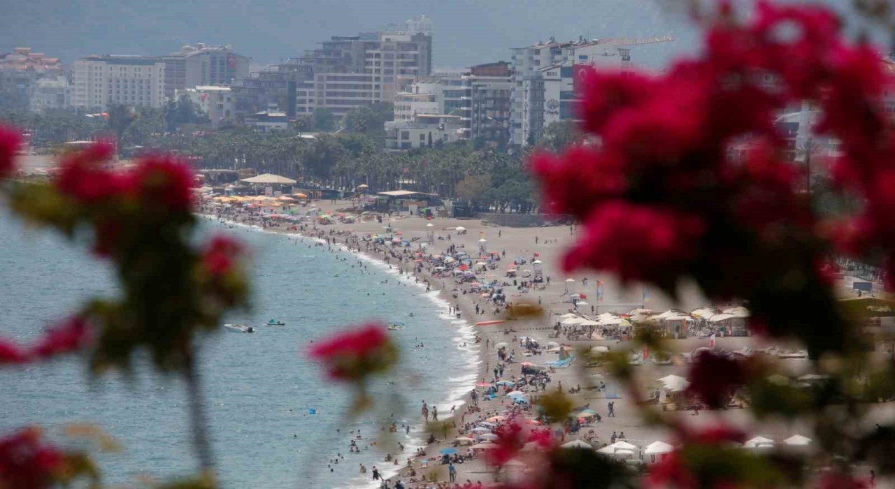Bir günlük tatili fırsat bilen Antalyalılar Konyaaltı Sahilini doldurdu