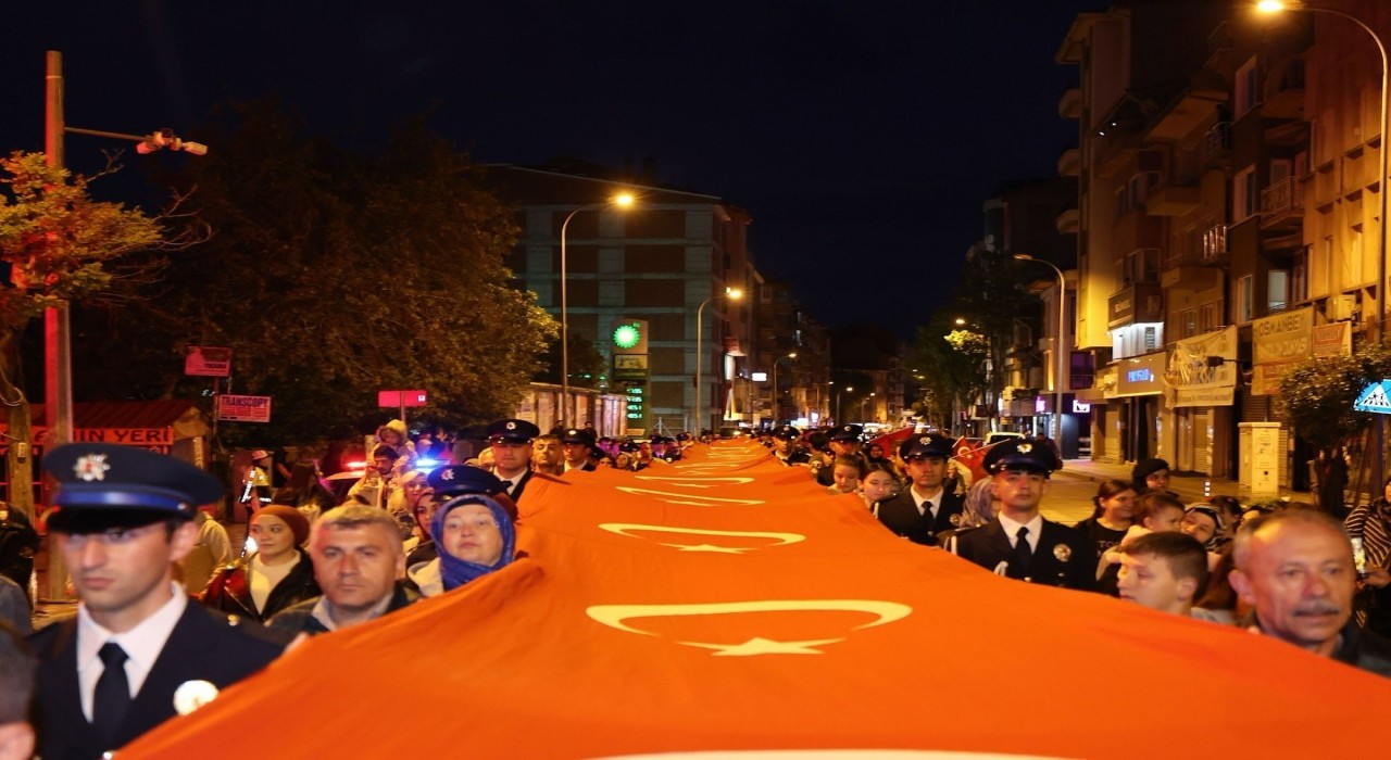 Bir kilometrelik Türk bayrağıyla 19 Mayıs coşkusu