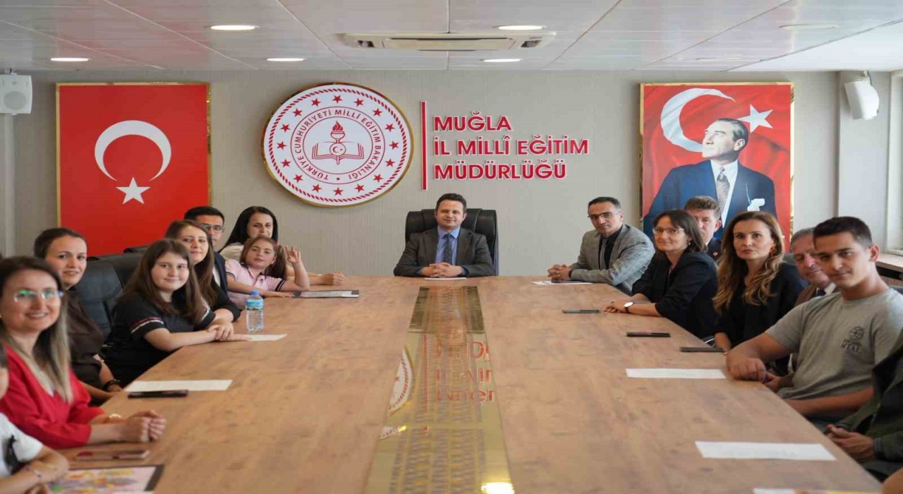 Bir Kitap Bir İnsan projesi kapsamında öğrencilerin değerli eserleri ödüllendirildi