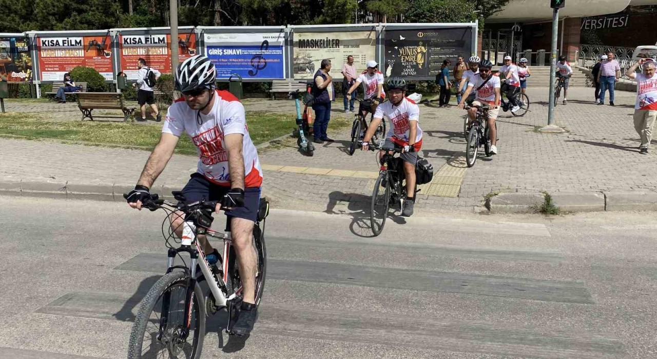 Bisikletleriyle Eskişehirden Ankaraya doğru pedal çevirdiler