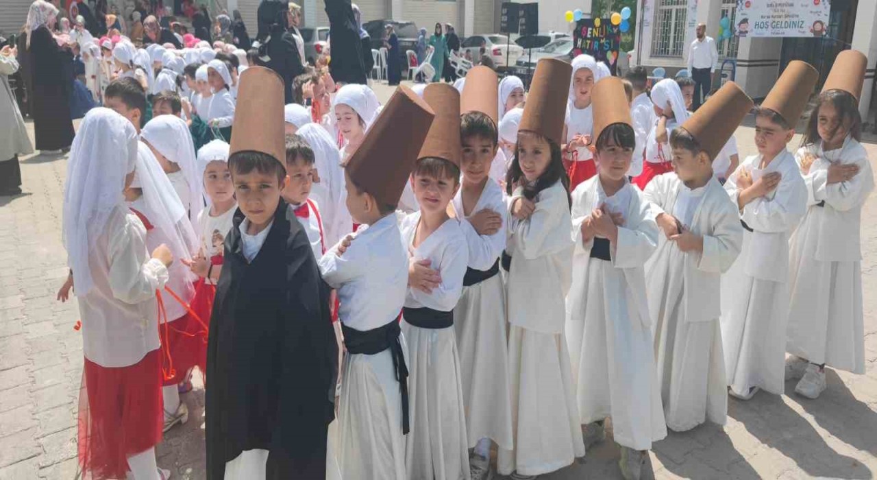 Bitliste 4-6 yaş Kuran kursu öğrencilerinin gösterisi büyük ilgi gördü