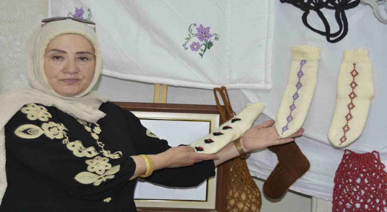 Bitliste kurslarda üretilen el emeği ürünler yıl sonu sergisiyle görücüye çıktı