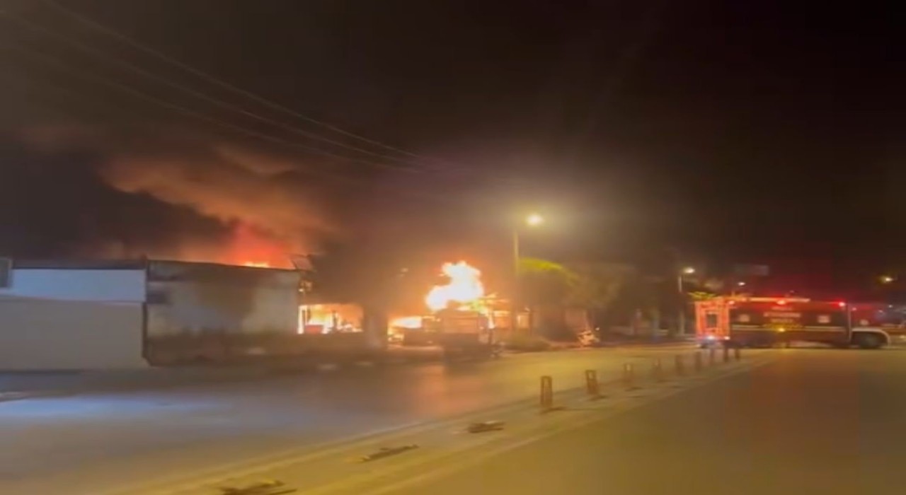 Bodrumda alevler geceyi aydınlattı: Oto tamirci yandı, 3 milyon liralık zarar oluştu