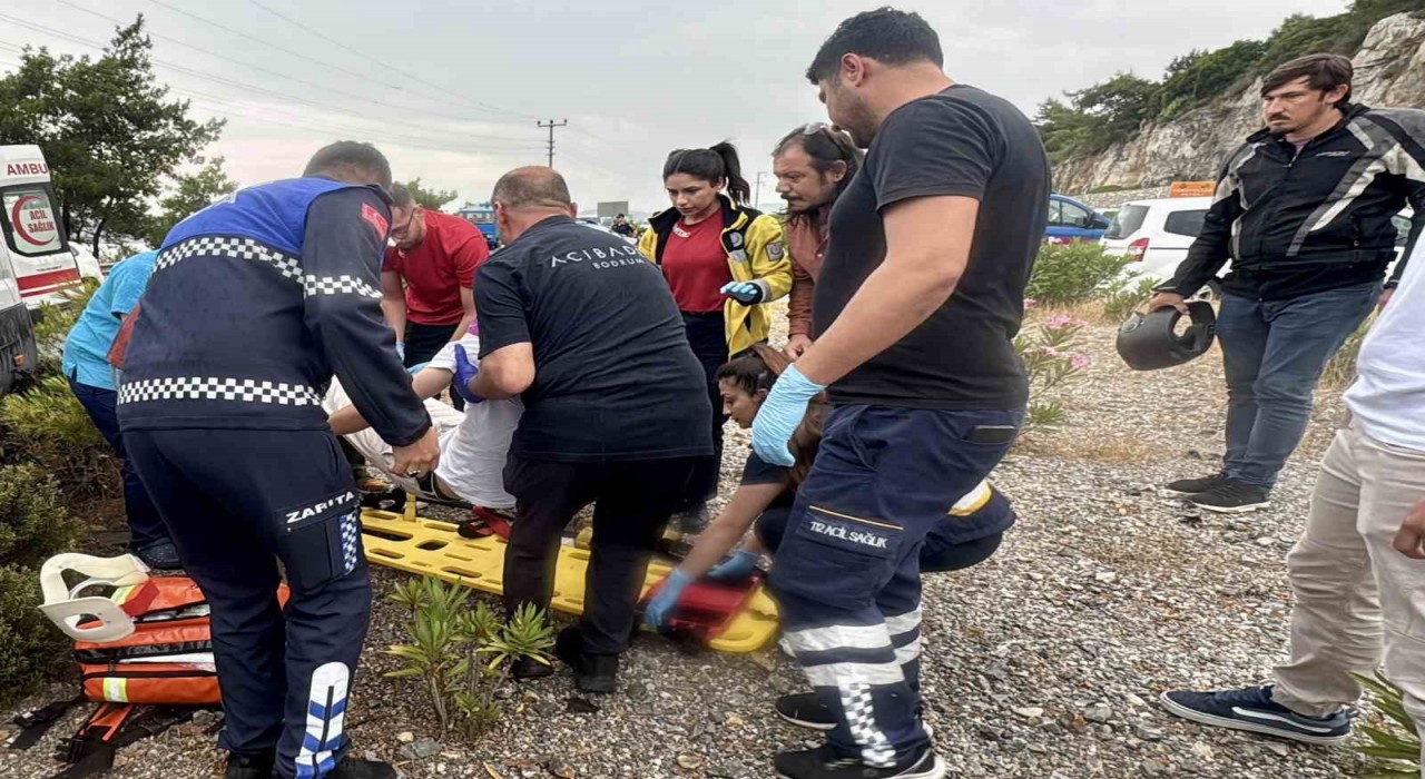 Bodrumda can pazarı: Minibüsle otomobil çarpıştı, 15 kişi yaralandı