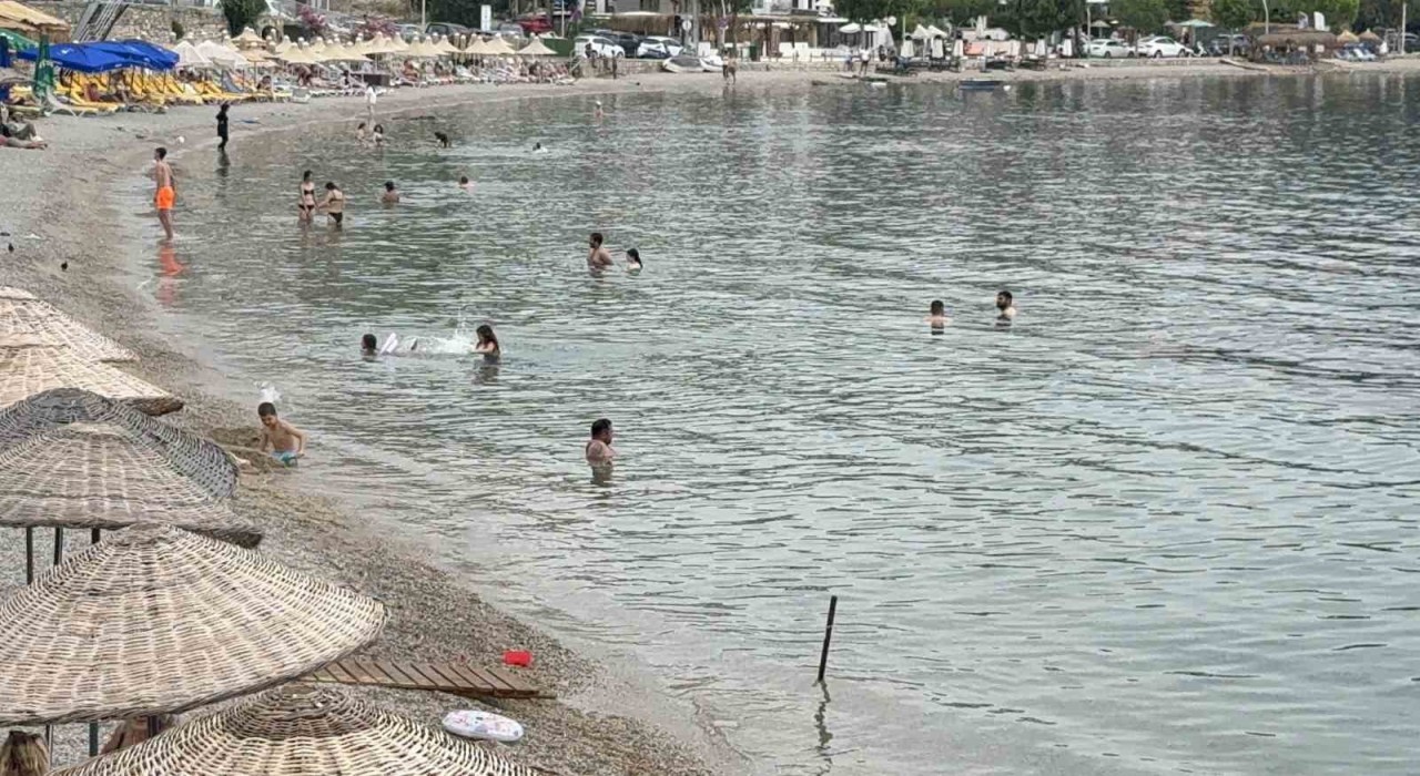 Bodrumda havaların ısınmasıyla vatandaşlar denize akın etti
