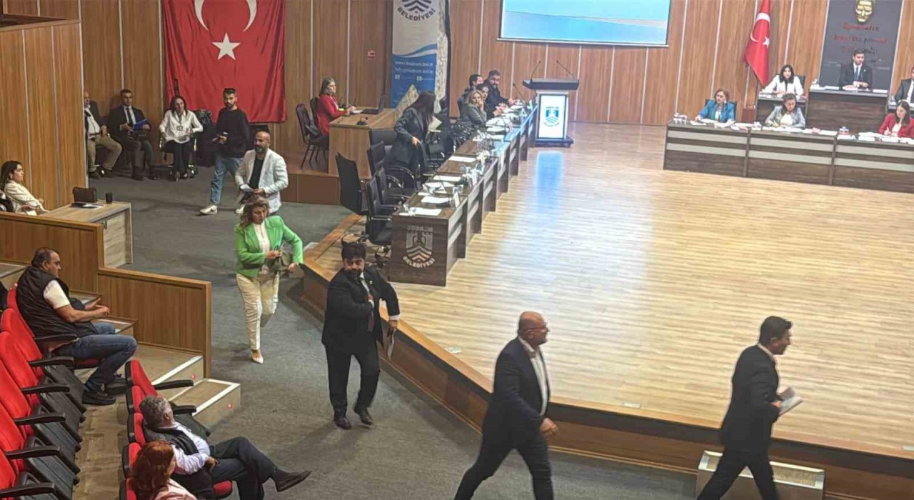 Bodrumda meclis üyeleri kendilerine söz verilmediğini idda ederek salonu terk etti
