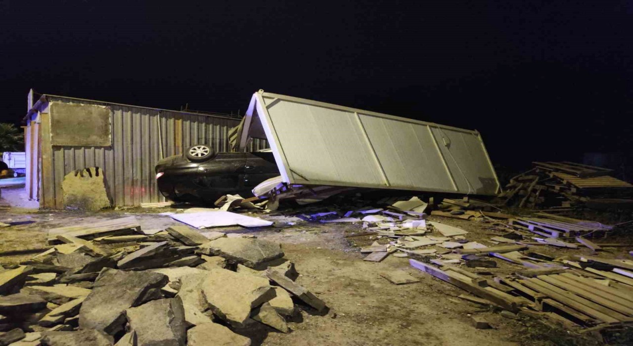 Bodrumda otomobil konteynere çarptı: 3 yaralı