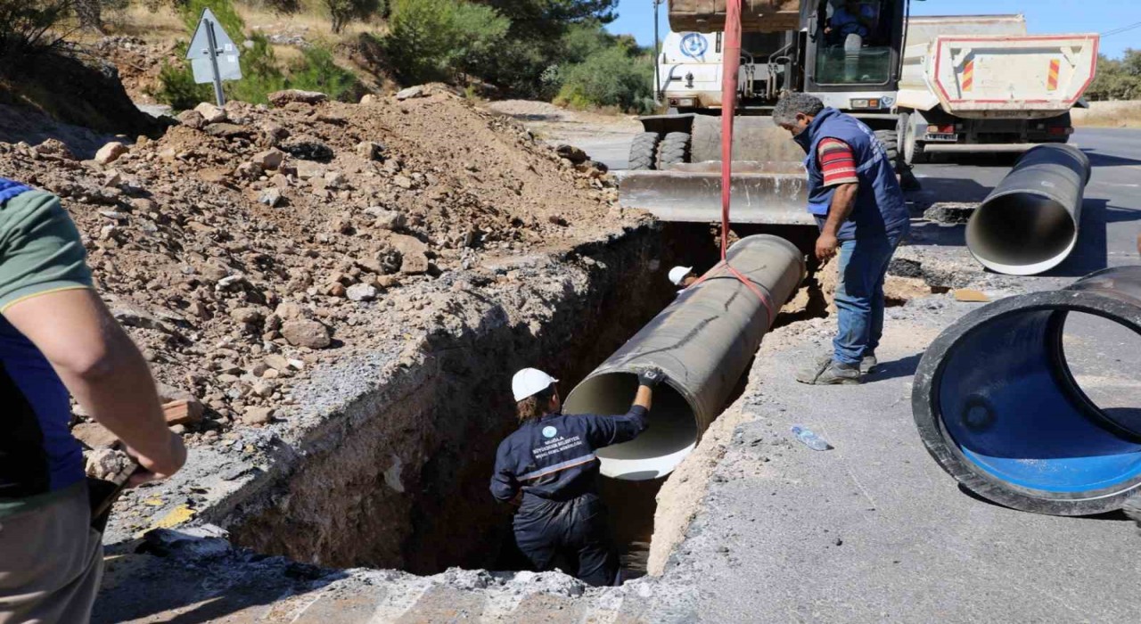 Bodrumda sürekli patlayan su isale hatları değişiyor