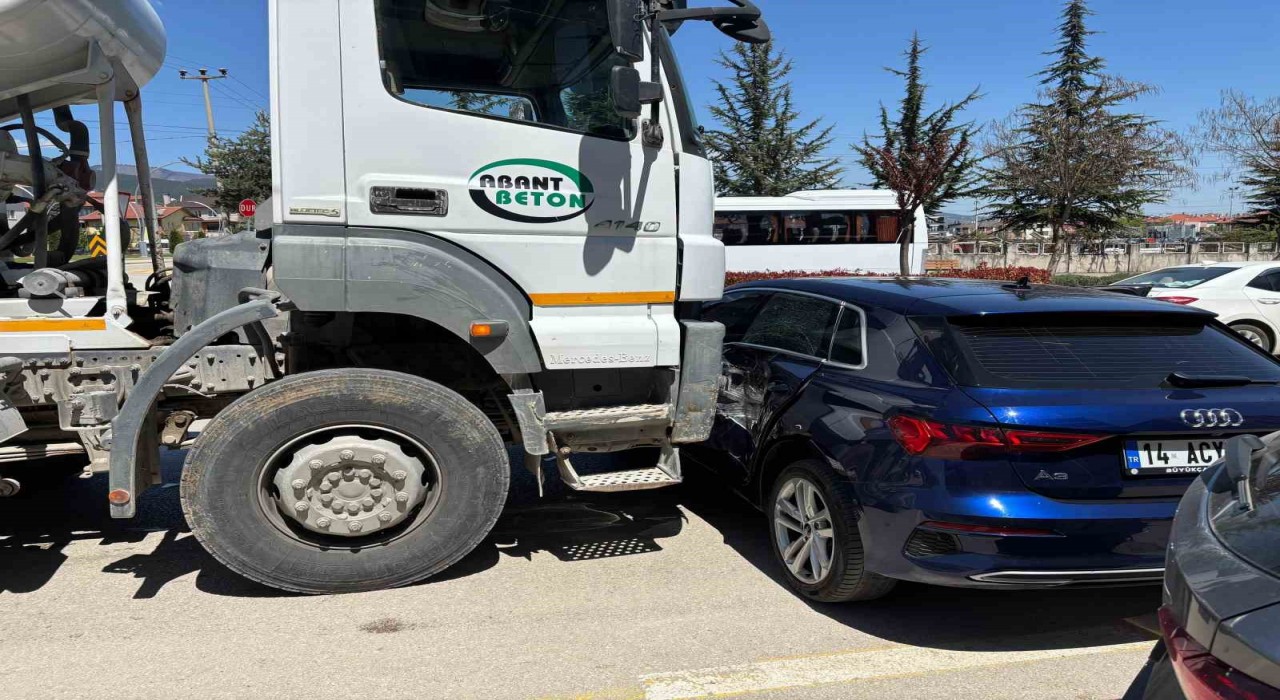 Boluda beton mikseri ile otomobil çarpıştı: 1 yaralı