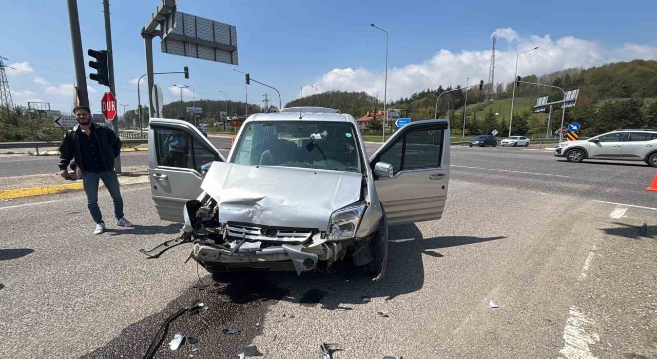 Boluda hafif ticari araç ile otomobil çarpıştı: 10 yaralı