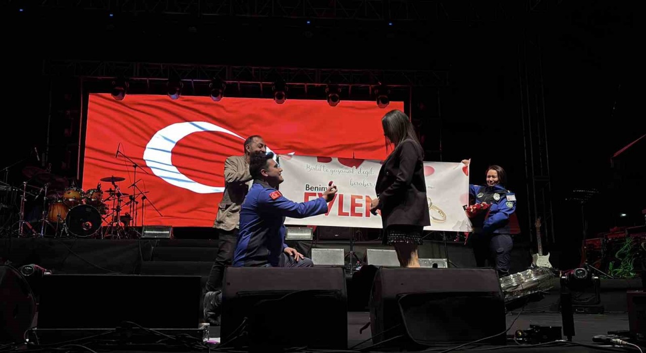 Boluda konser öncesi sürpriz evlilik teklifi