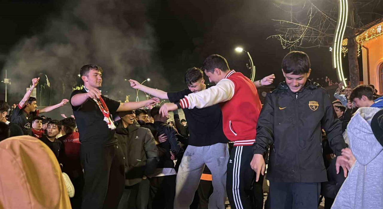 Boluda oyun havalarıyla play-off galibiyeti kutlandı