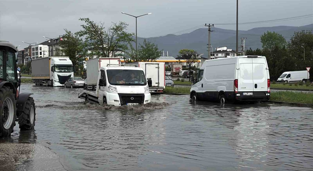 Boluda sağanak ve fırtına hayatı felç etti: Yollar göle döndü