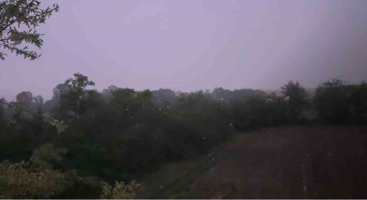 Boluda şimşekler geceyi aydınlattı