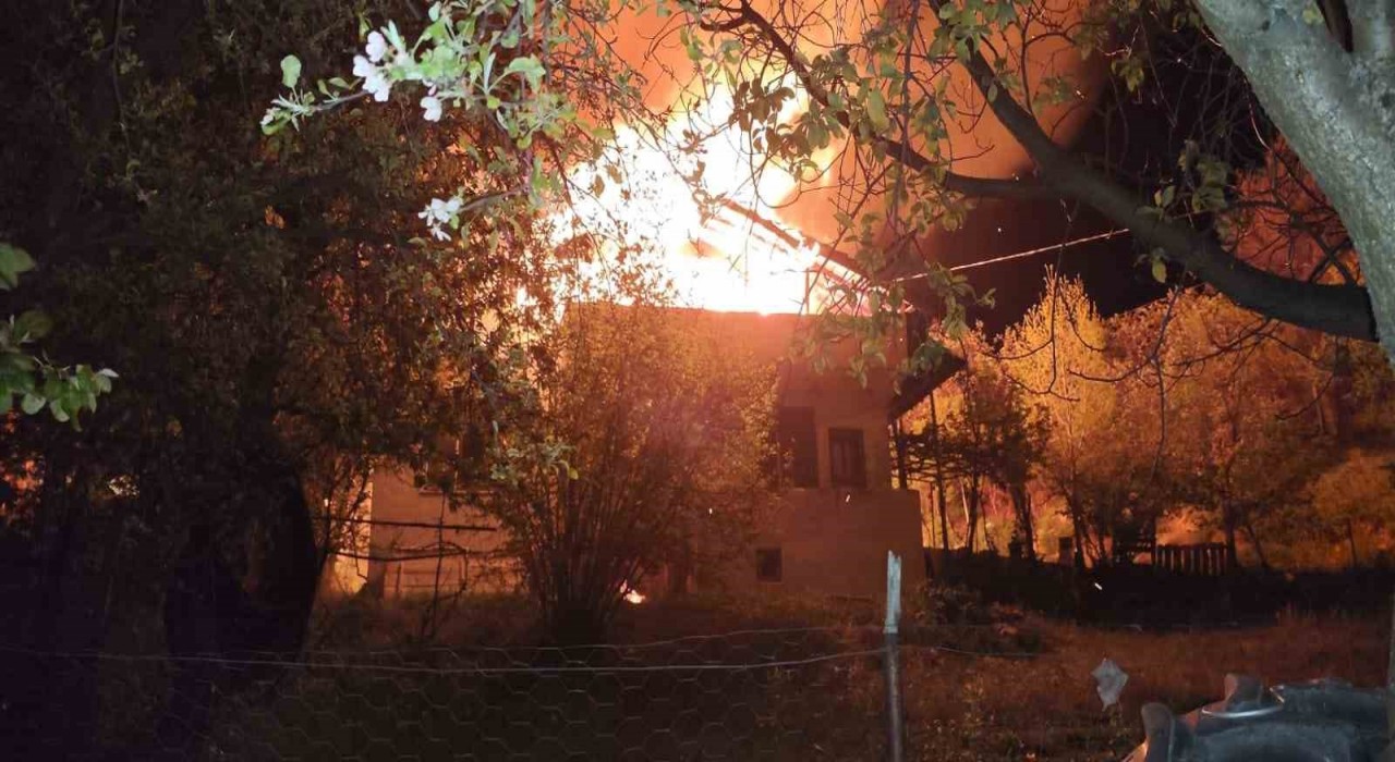 Boluda yatsı namazına giden adamın evi alev alev yandı