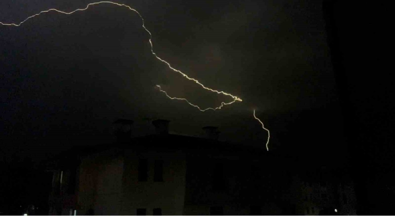 Boluda yıldırım düşme anları korku filmlerini aratmadı