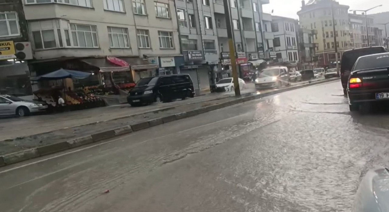 Boyabatta sağanak yağış seli beraberinde getirdi