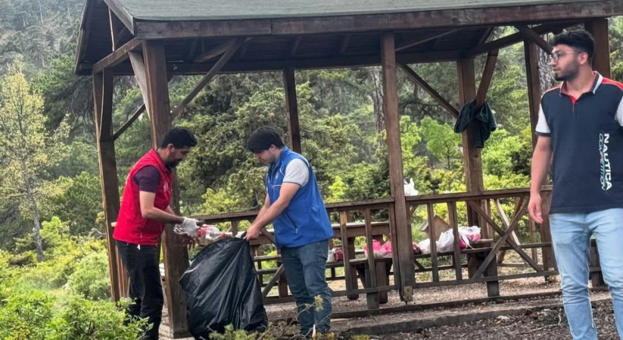 Bozkırda çöp toplama etkinliği