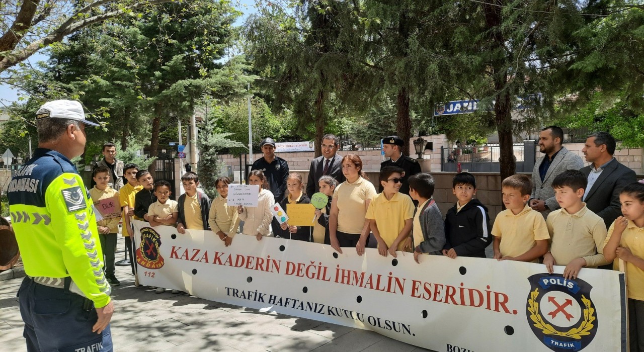 Bozkırda ilkokul öğrencilerine trafik eğitimi