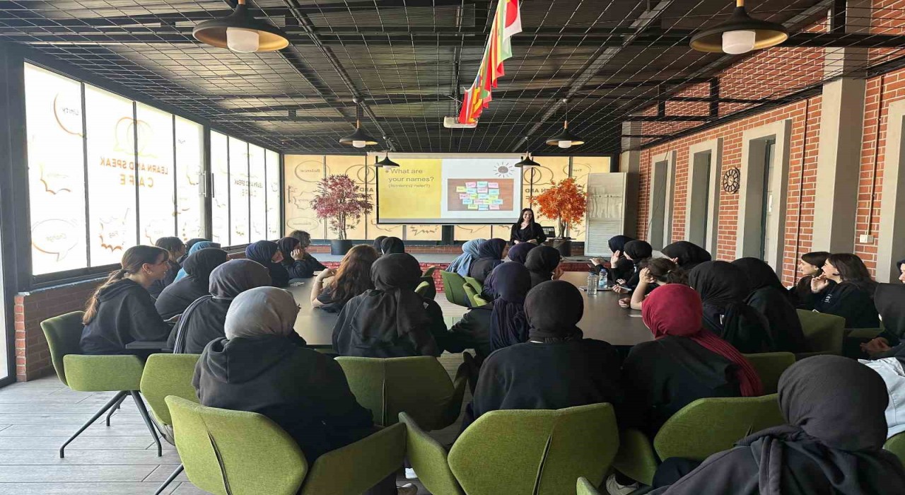 Bu kafede sadece İngilizce konuşuluyor